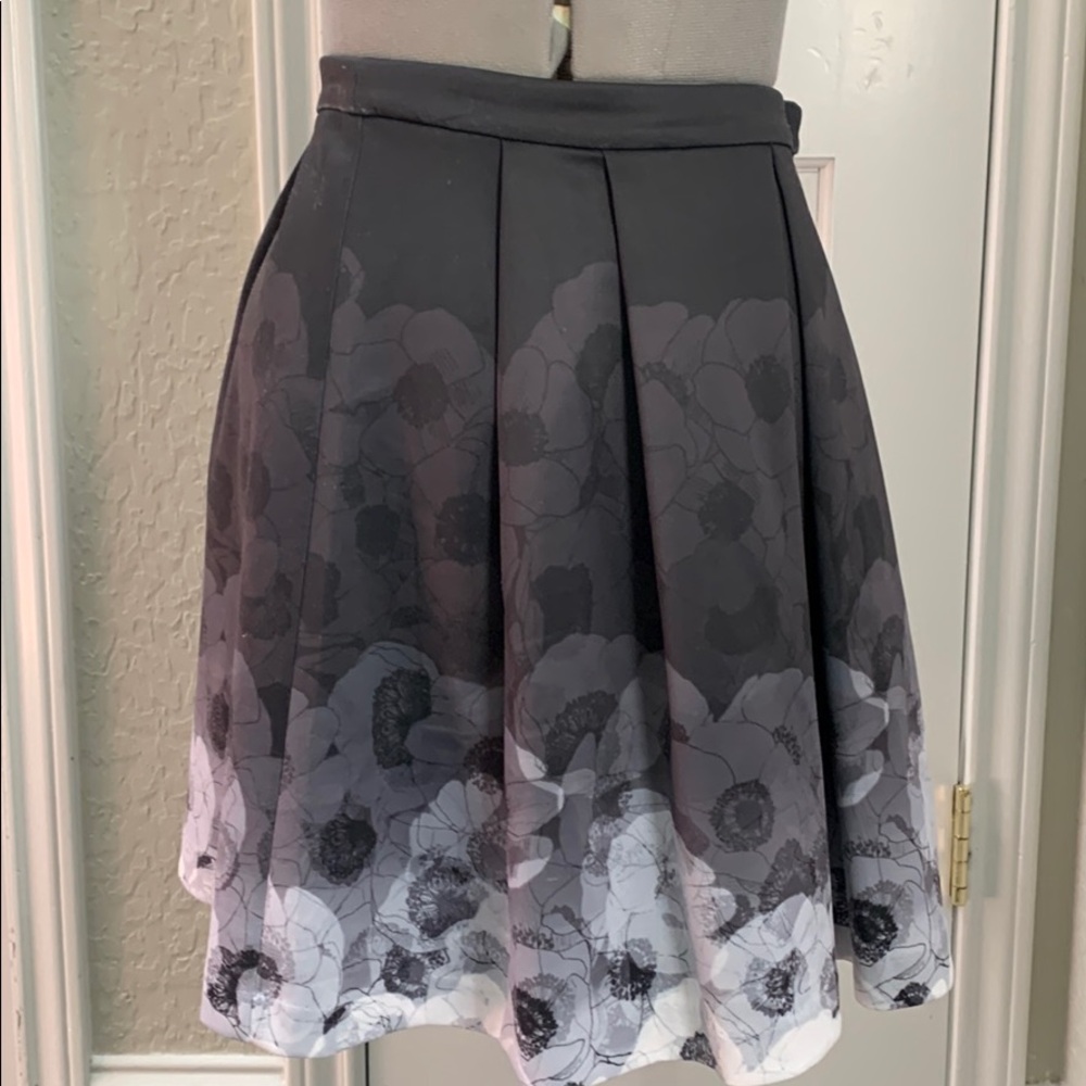 CeCe Gray Floral Skirt - Size 6